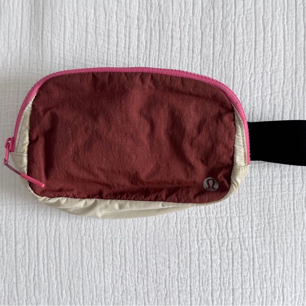 Lululemon Everywhere Belt Bag - Dark Terracotta / White